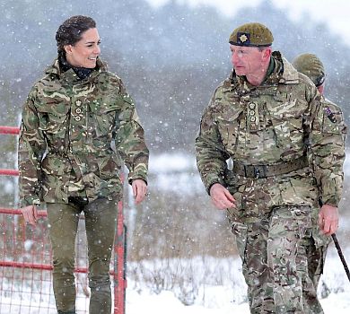 Принцеса у мілітарі: Міддлтон 8-го березня навідалася до військових, які тренують українців