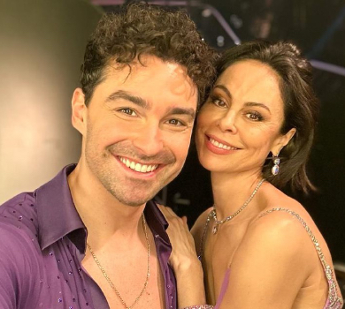 Ексдружина Кличка у фіалковій сукні витончено посвітила стегном у румбі. ВІДЕО