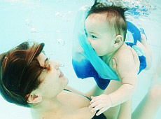 Клочкова з сином провели підводну фотосесію