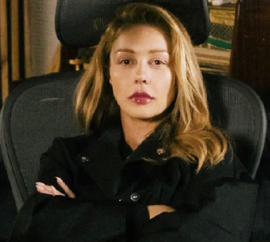 Задумлива Кароль з мінімальним мейком наробила фото в місці створення музики