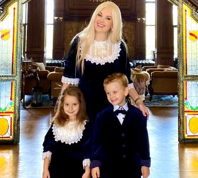 Фемілі-лук і танці: Бужинська в оксамиті зачарувала ВІДЕО з 3-річними двійнятами