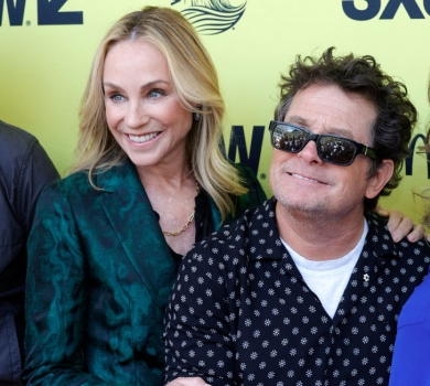 Нема часу себе жаліти: зірка Назад у майбутнє, який страждає на хворобу Паркінсона, засвітився на прем'єрі з дружиною