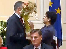 Табачнику зацідили в обличчя віником. ВІДЕО