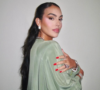 Наречена Роналду в джинсах скінні показала веселощі з дітьми серед піщаних дюн