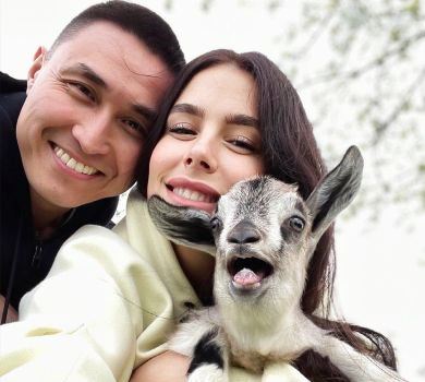 Онуфрійчук завезла чоловіка-іноземця у рідне село та познайомила з худобою