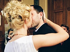 Активістка Femen показала своє негламурне весілля в Парижі. ФОТО