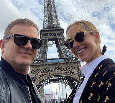 Осадча з Горбуновим у Парижі заселфилися з вежею-ювіляркою 