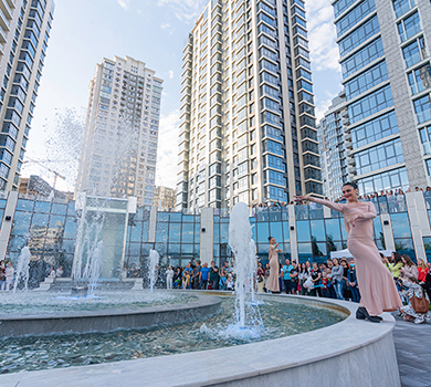 У Новопечерських Липках влаштували вечірку з фонтанами та водоспадом