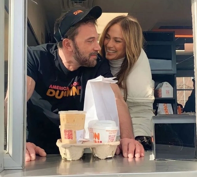 Час кидати Голлівуд? Щасливий Аффлек за торгівлею пончиками насмішив мережу