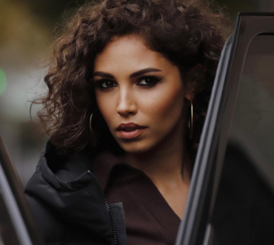 Богдан в бікіні повигиналася на тлі екзотичних кущів