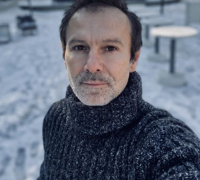 Не зруйнують єдність: Вакарчук в Херсоні заспівав символічну пісню на Антонівському мосту. ВІДЕО