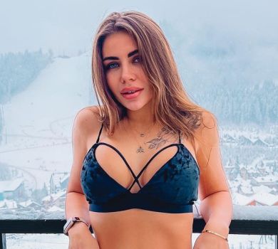 Стужук у білизні похвалилася схудненням та показалася в обіймах загадкового чоловіка