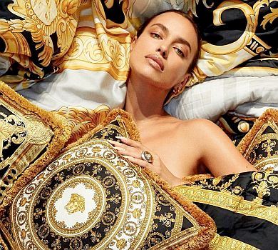 Шейк попозувала голяка вдома у Версаче