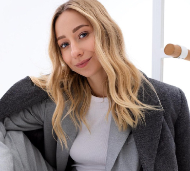 Ні сосків, ні голих ніг: дружина Павліка похвалилася собою в обтислій сукні