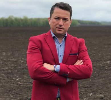 Клітинка і кросівки за 14 тисяч: зе-депутат Соломчук вигуляв у Раду модний лук