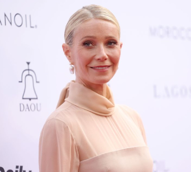 50-річна Пелтроу у пудровому луці посвітила пресом на модному івенті. ФОТО