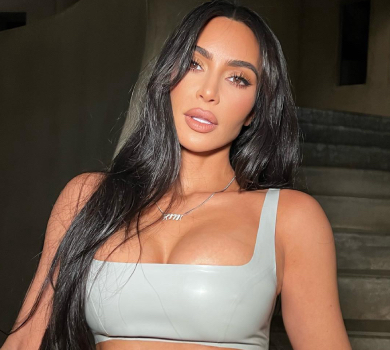 Кім Кардашян у стрінгах вразила пляжною акробатикою. ФОТО