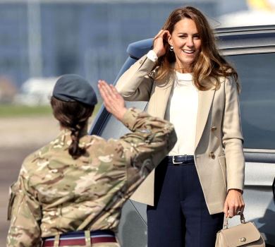 Стильний вихід із відпустки: Міддлтон на військовій базі в Оксфордширі. ФОТО