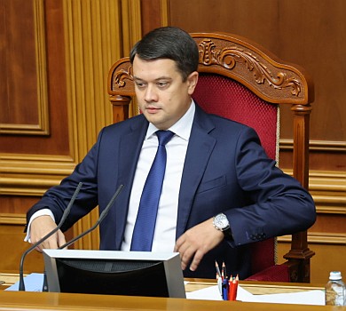 Остання Рада Разумкова: червоні луки депутаток і Арахамія в гіпсі. ФОТОРЕПОРТАЖ