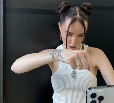 Дорофєєва зі стразами на носі загіпнотизувала голим животом