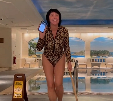 57-річна Лоліта у леопардовому боді потанцювала зі шваброю під хіт Лободи 