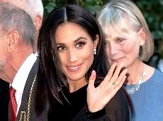 Маркл у сукні за $3 тисячі потерлася носиком на виставці