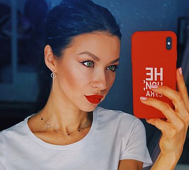 Логунова в спідньому показала селфі на умивальнику та в ліжку