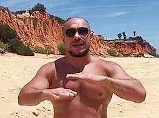 Іменинник-соціопат Кива потрусив м’язами на пляжі Португалії. ВІДЕО 