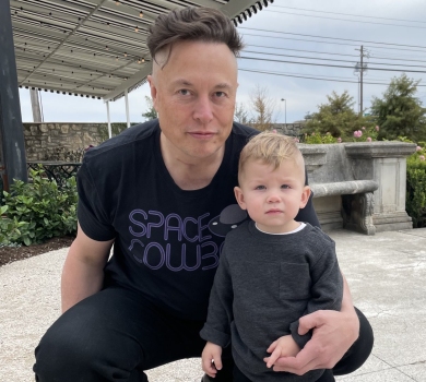 Ілон Маск поділився кумедним відео 2-річного сина з кошлатими друзями