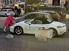 Гиготіла та знімала: Матвієнко показала, як невідома у центрі Києва трощила авто  