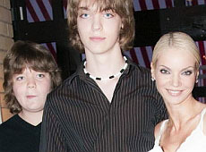 Окунська привела в кіно синів, а Журавський прийшов із бюстами