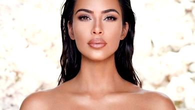 Кардашян у маленькому купальничку попозувала у басейні