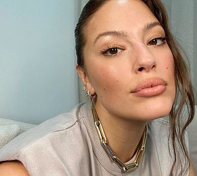 Ешлі Грем із нагоди 33-річчя засвітила неголену пахву на голому селфі