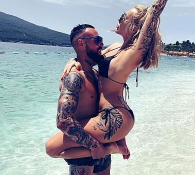 Морозюк у Туреччині осідлала коханого та побилася з подругою