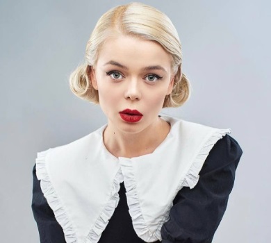 Гросу у фартуху показала, як для біженців вареники ліпила. ФОТО