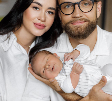 На руках у тата і біля серця мами: Парфільєва показала першу сімейну серію ФОТО з новонародженим