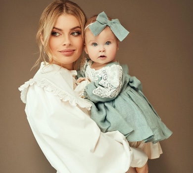 Швидко летить час: дружина Зінченка замилувала мережу фото 11-місячної донечки