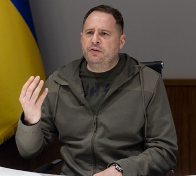 Запросив до України: Єрмак похвалився розмовою з Аффлеком і Лопес