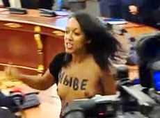 Femen голими цицьками помстилися диктатору Лукашенку в Києві. ФОТО 