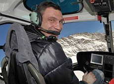 Віталій Кличко покатався на сноумобілі та подмухав у дудку