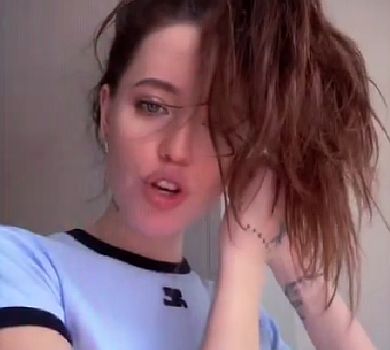 Моя терапія: Дорофєєва в шортах помахала ногами перед дзеркалом під час примірки. ВІДЕО