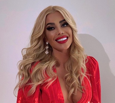 Крук на підборах та у манливій сукні показала, як зберігає жіночність в темряві