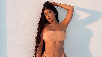 Не дівчина, а персик: Кайлі Дженнер засвітила апетитні форми в купальнику. ФОТО