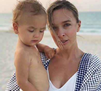 Фролова з сином на пляжі поміркувала про зміну контента під час війни. ФОТО