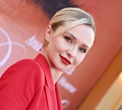 Червона помада, червоний лук, червоний хідник: екснаречена Кличка яскраво завітала на кінопрем'єру