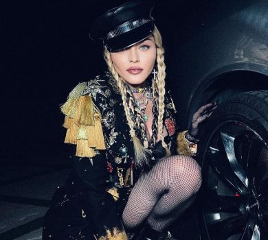 Мадонна у мереживі та сітці розчепірила ноги на капоті авто. ФОТО