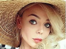 Гросу закінчила школу в 13 і боїться тих, про кого співала