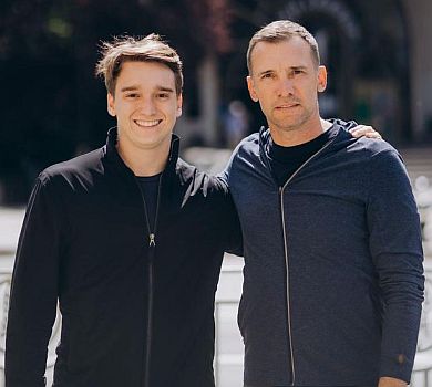 Шевченко з сином, сестрою та мамою показалися в центрі Києва. ФОТО