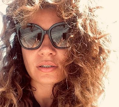 Дружина Монатіка в бікіні посумувала за океаном. ФОТО