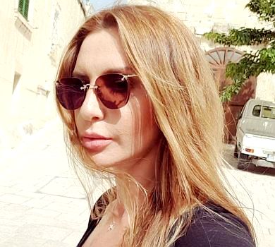 46-річна Марченко на Мальті посвітила ніжками в коротких шортах